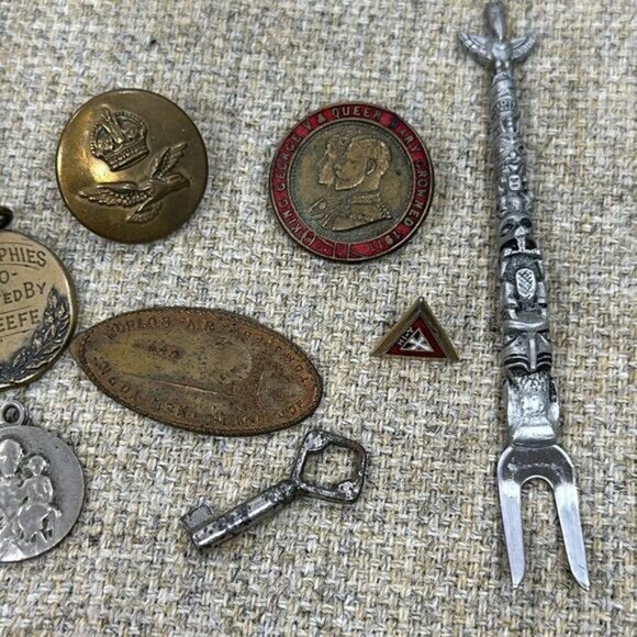 Small lot of antique medals, pins and more - Picture 3 of 3